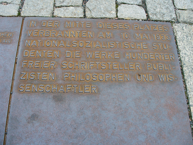 https://www.holocaust-denkmal-berlin.de/fileadmin/_migrated/pics/Eine_der_Gedenktafeln_des_Mahnmalsm__die_an_die_Buecherverbrennung_durch_die_Nazis_am_10_Mai_1933_auf_dem_Bebelplatz_dem_damaligen_Opernplatz__erinnern_soll..jpg